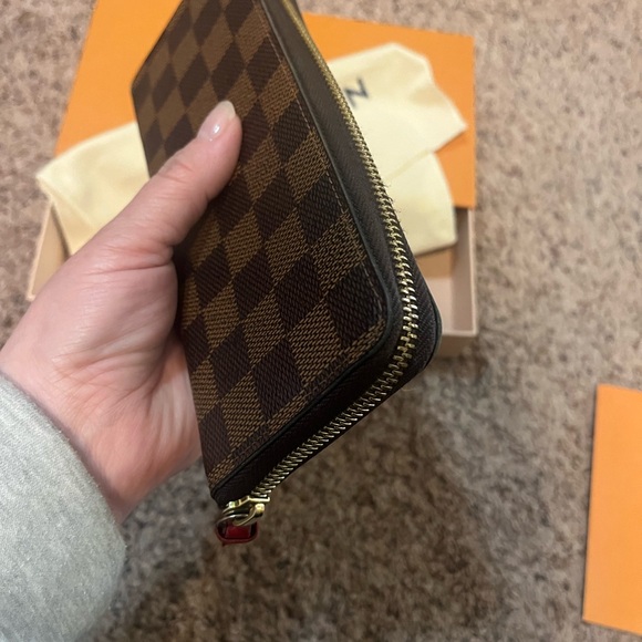 Louis Vuitton Damier Ebene Zippy - Picture 5 of 5
